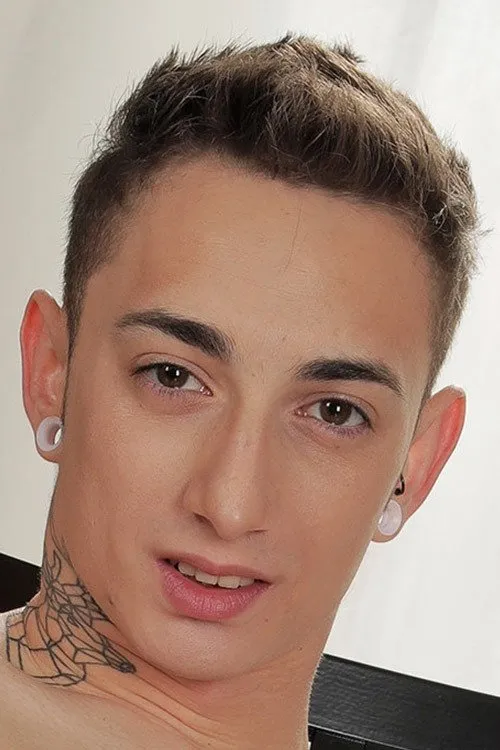 Mark Fontana interpretando a 