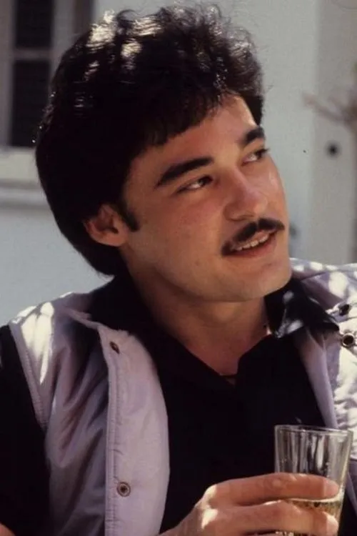 Mark Gil interpretando a 