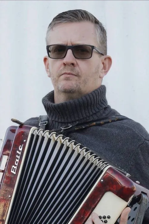 Mark Grimes — personaje: Professor James Gilmour