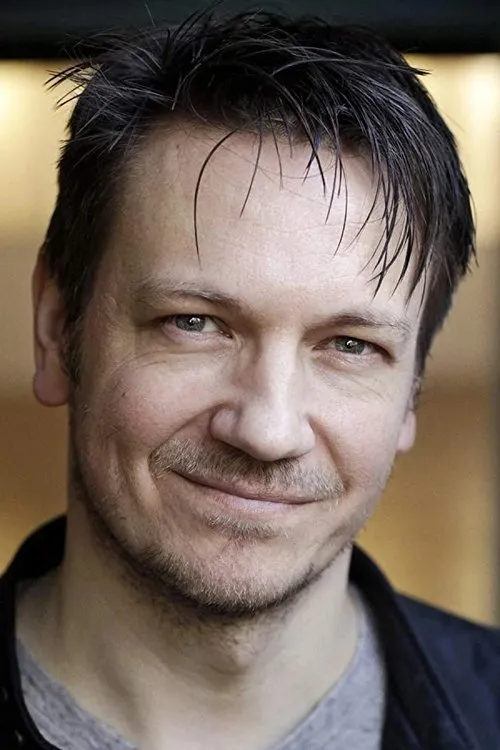 Mark Homer interpretando a Sam