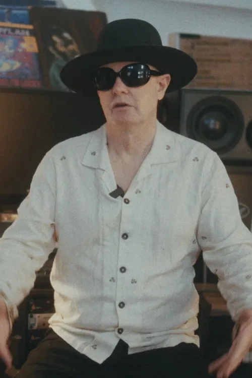Mark Howard interpretando a Self