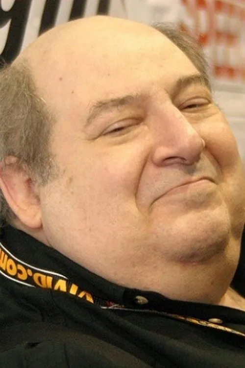 Mark Kernes interpretando a Herbert Dingle (as Bobby Newwave)