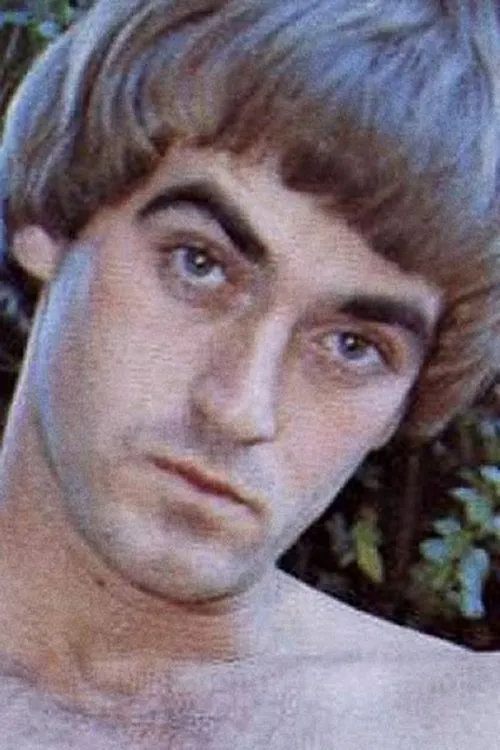 Mark Kropp interpretando a (segment 