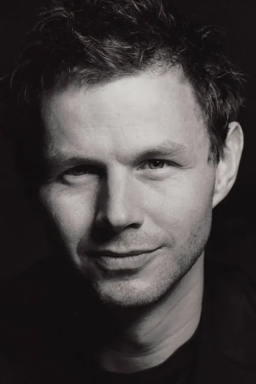 Derek Thompson ha trabajado con Mark Letheren en 1 ocasiones