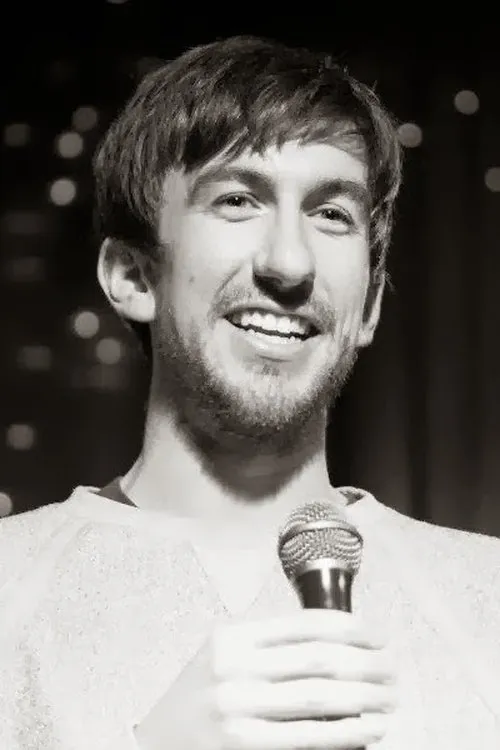 Mark Little interpretando a Leo / Boogaloos Member