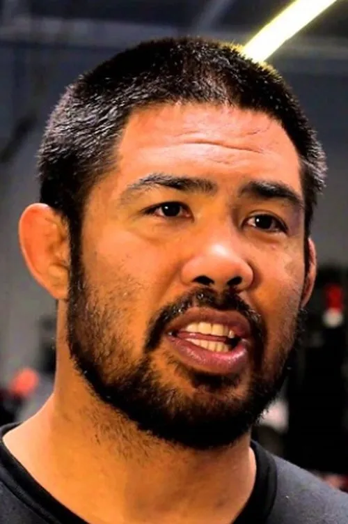 Mark Muñoz interpretando a Silent Avenger / Kuya