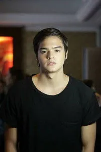 Mark Neumann interpretando a Jano