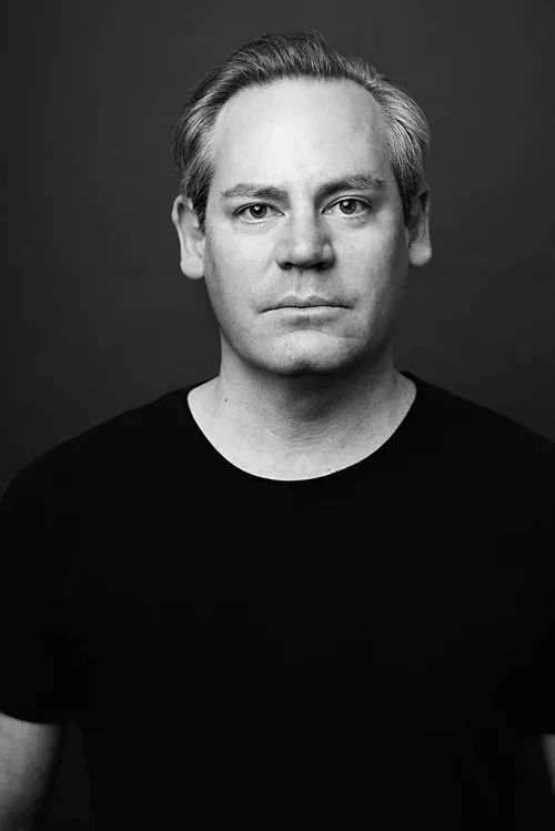 Mark Reeb interpretando a Todd