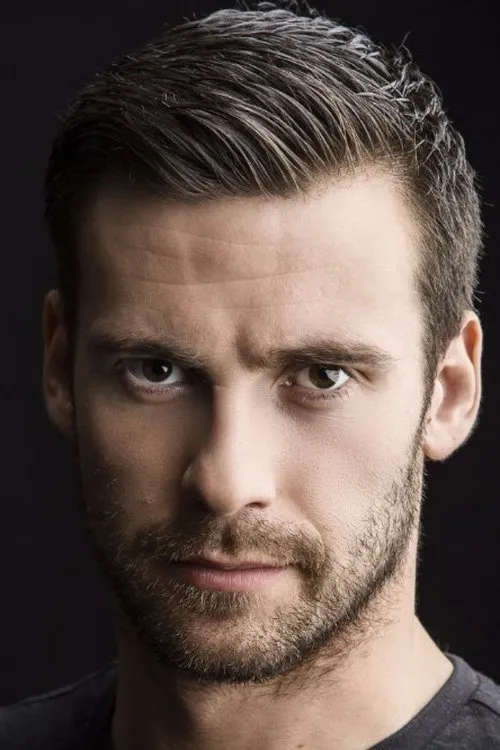 Mark Rowley interpretando a Dane