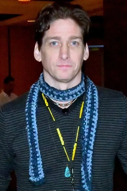 Mark Shady interpretando a Rand Larch