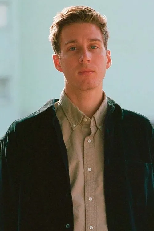 Mark Suciu interpretando a 