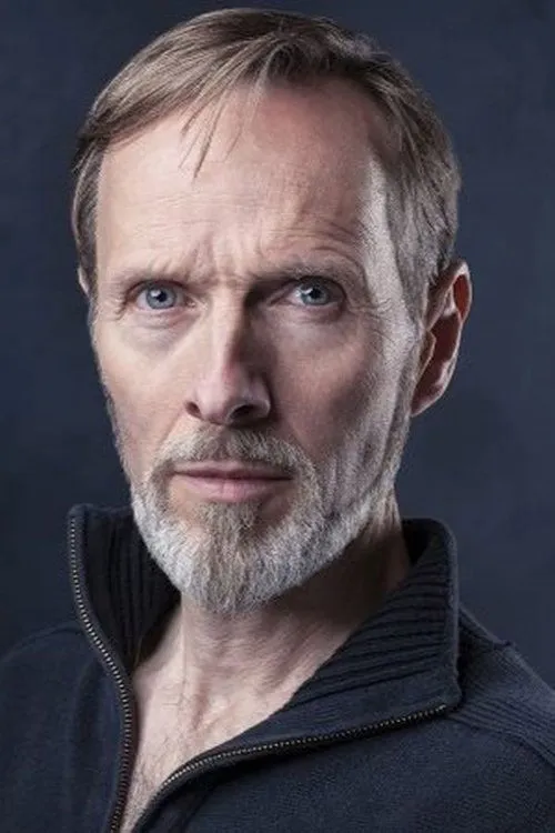 Mark Topping interpretando a Inspector Newcombe