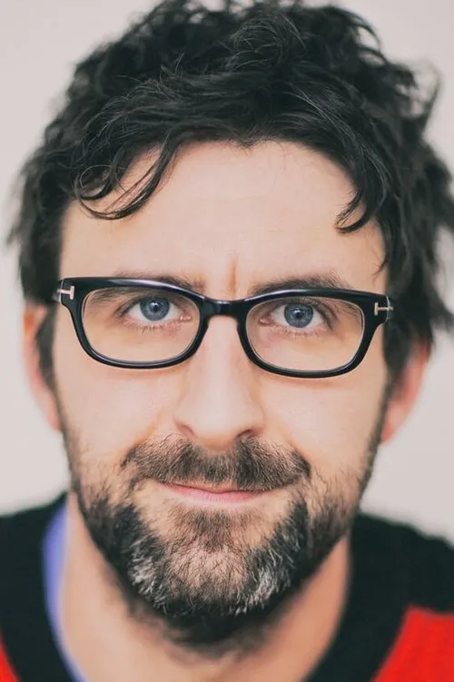 Mark Watson interpretando a Self