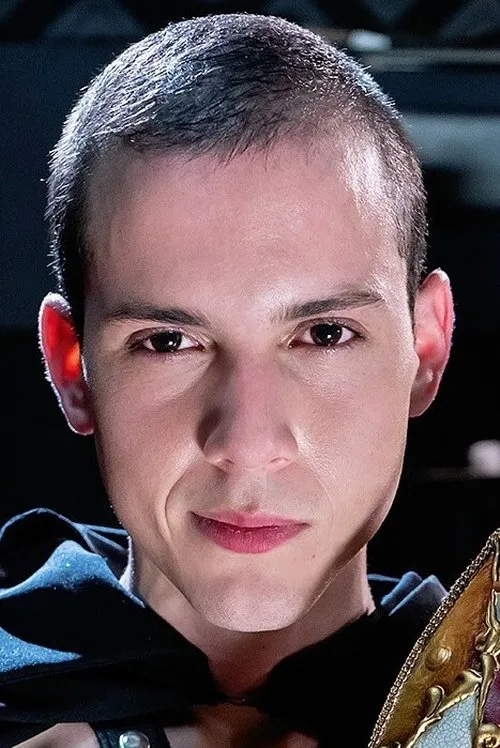 Mark Wolf interpretando a 