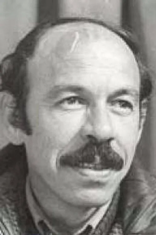 Marko Bitraku interpretando a Gjin