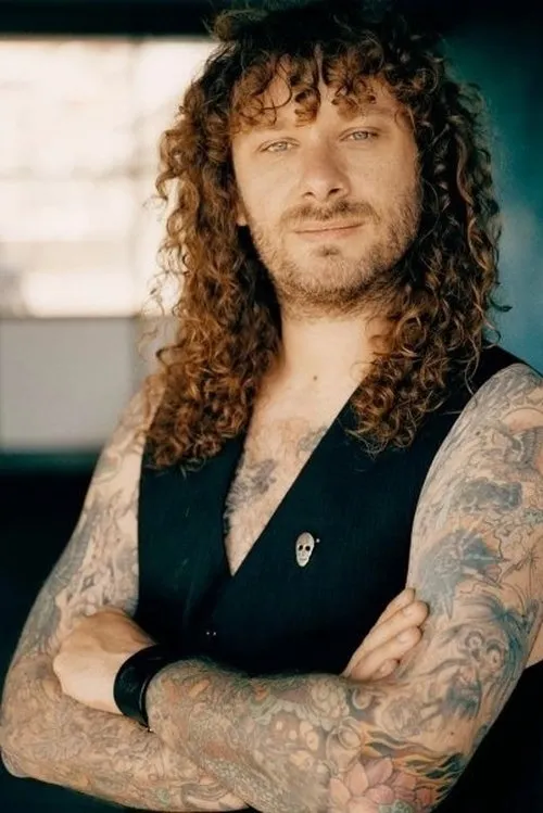 Markus Grosskopf interpretando a bass, backing vocals