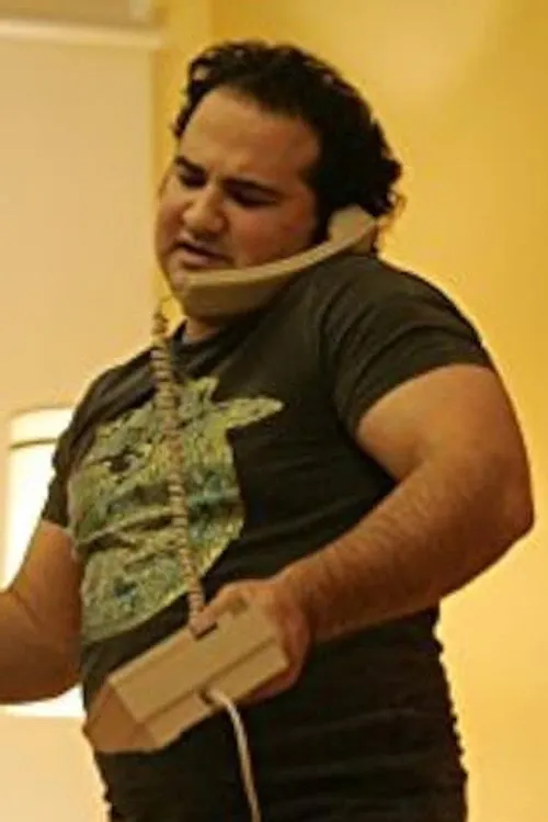Marlow Vella interpretando a Burt
