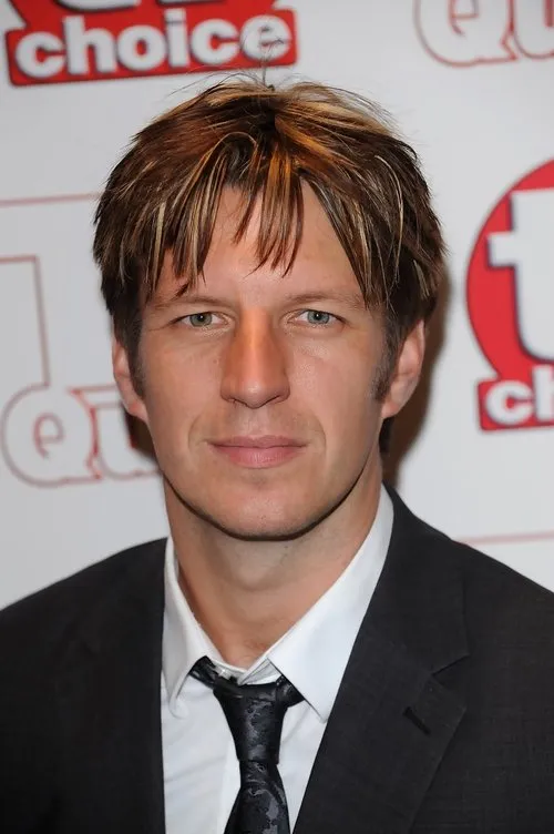 Marshall Lancaster — personaje: Chris Skelton