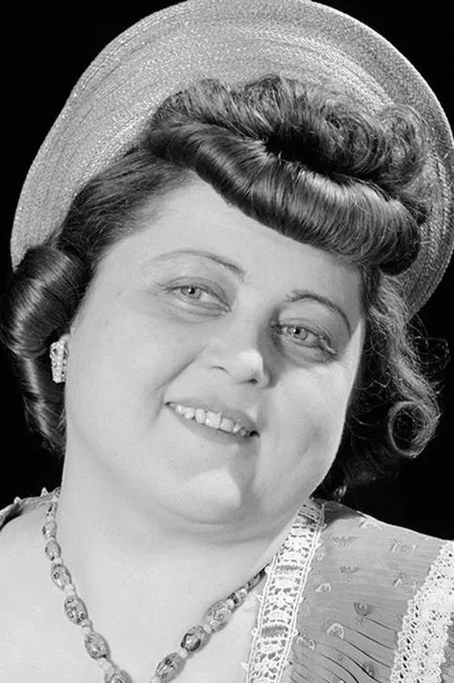 Márta Fónay interpretando a Mrs. Tót