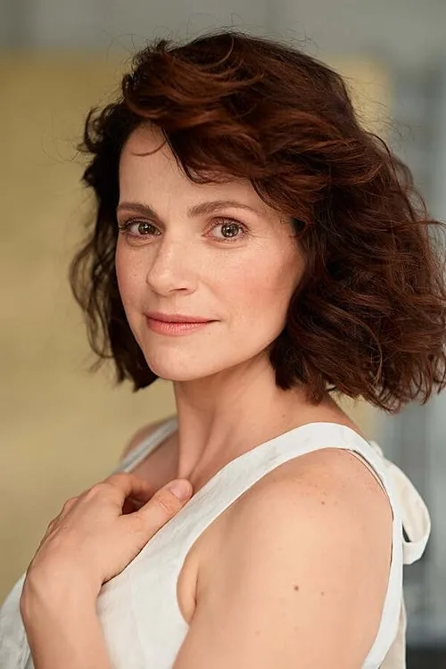 Marta Król interpretando a Renata Wiskirska