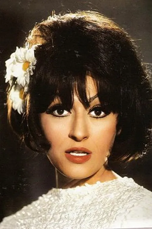 Martha Karagianni interpretando a Lela