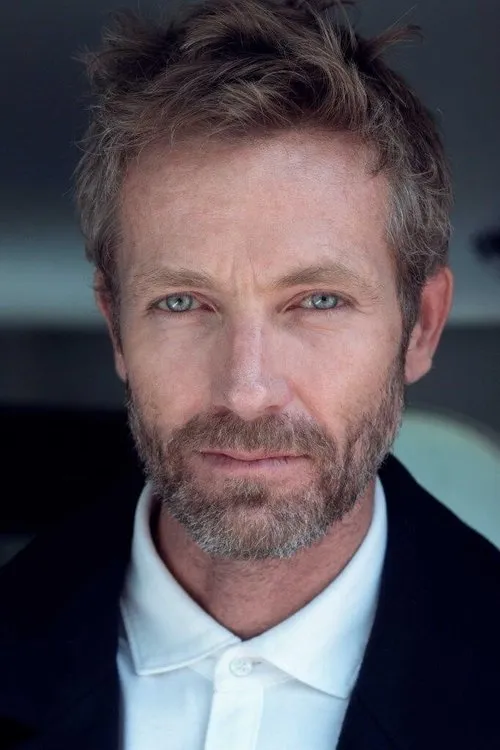 Martijn Kuiper interpretando a Asaltante fuerte