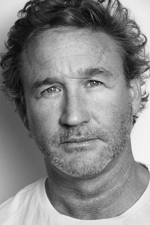 Martin Ashley Jones interpretando a Pho Deimos