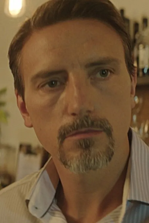 Martin Askew interpretando a Uncle Jimmy