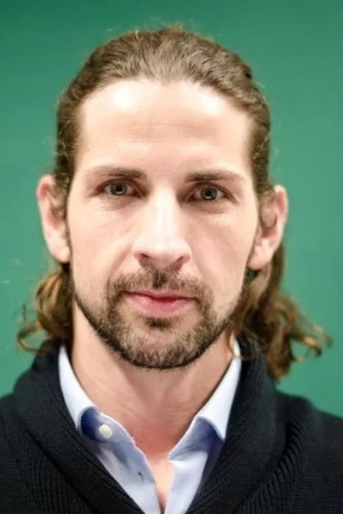 Martin Barrie interpretando a Kneeling Man