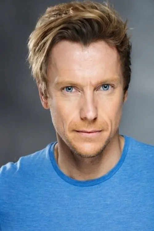 Martin Challinor interpretando a Declan