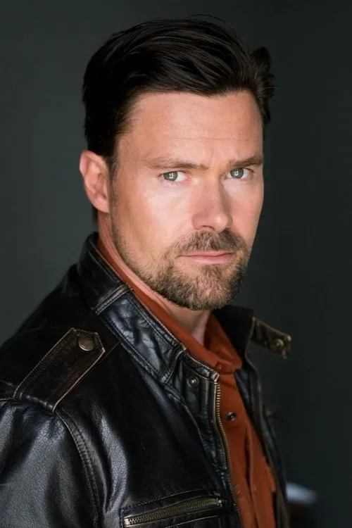 Martin Kaps interpretando a Nate