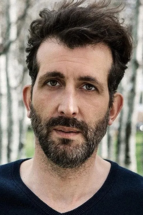 Martin Langenbeck interpretando a Simon