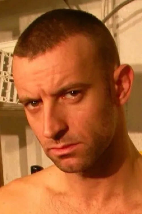 Martin Lee interpretando a 