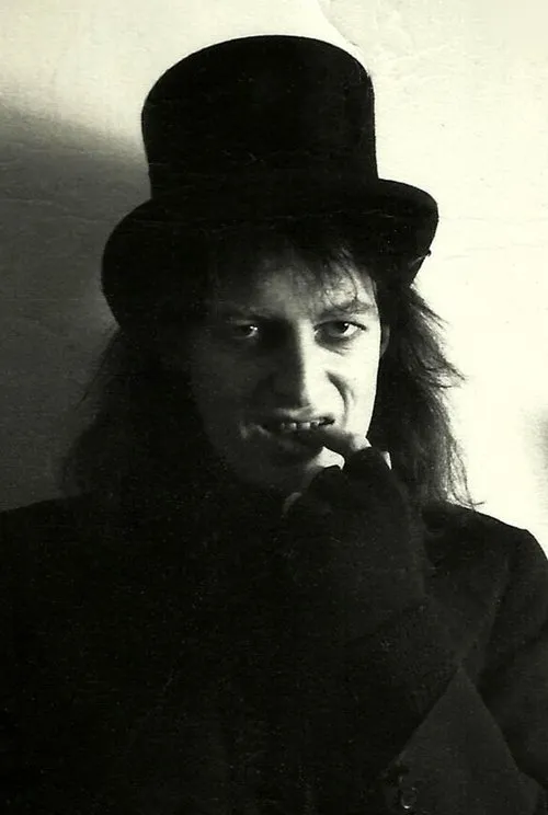 Martin Newell interpretando a 