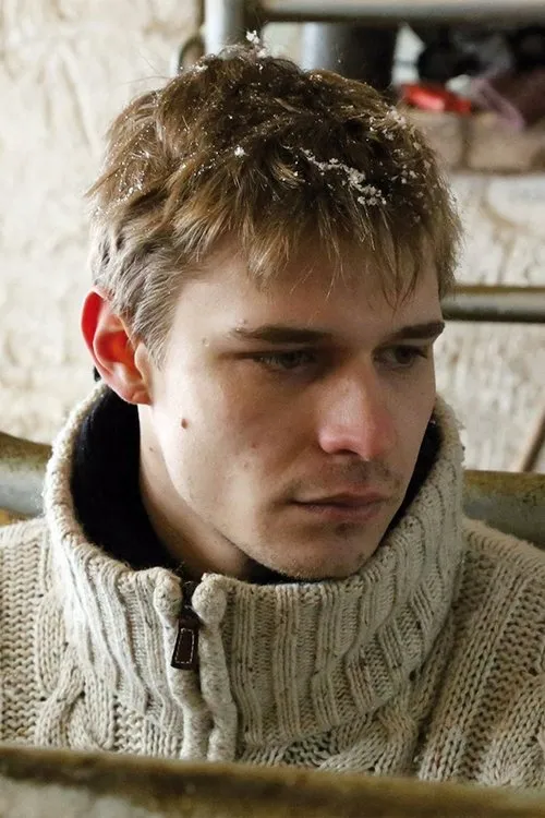 Martin Sznur interpretando a Marek