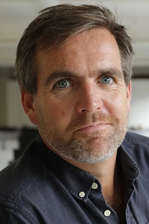 Martin Williams interpretando a Self