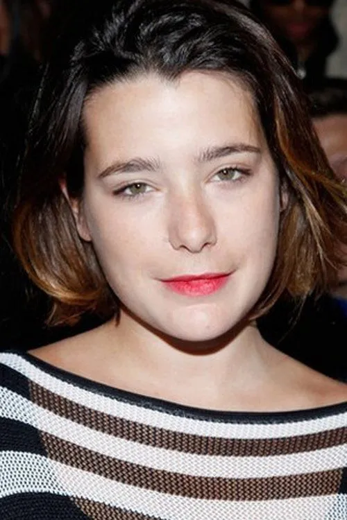 Martina Codecasa interpretando a Young Nonna Teresa