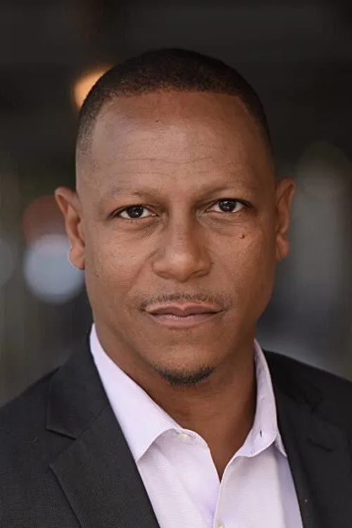 Marvin Johnson interpretando a Tom Drake's Co worker