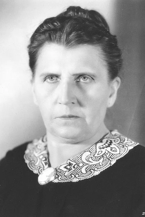 Mary Foy interpretando a Inspector