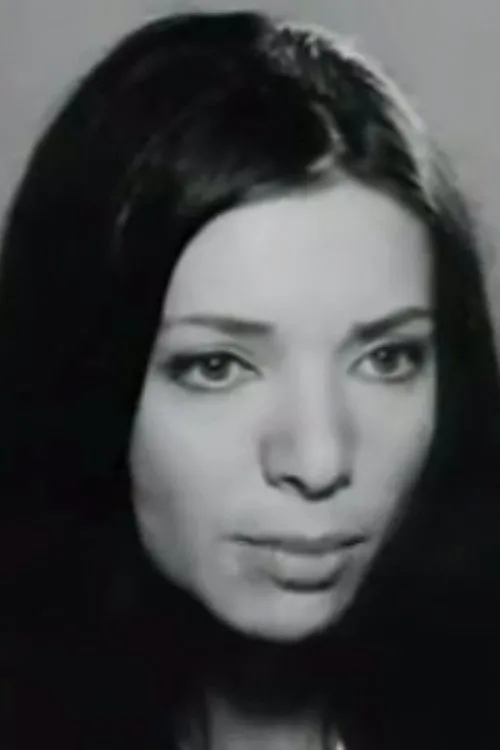 Mary Gotsi interpretando a 