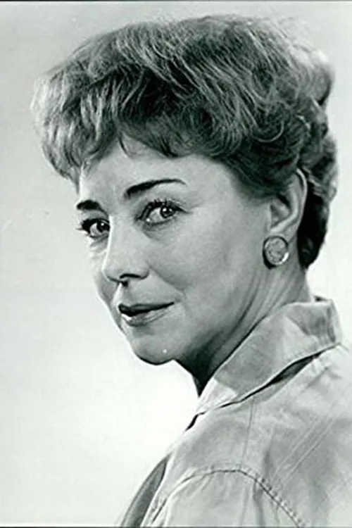 Mary Kerridge interpretando a Queen