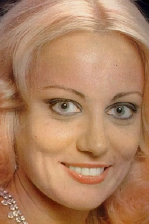 Mary Kyvelou interpretando a 