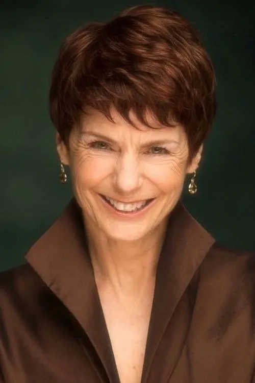 Mary McDonald-Lewis interpretando a Lieutenant Lily (voice)