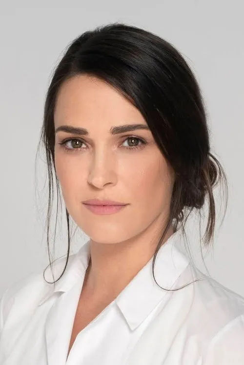 Mary Mina interpretando a Hotel Clerk