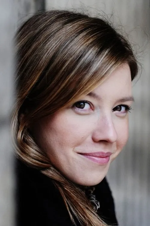 Mary Muhsal interpretando a Stefanie