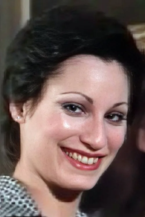 Mary Stuart interpretando a Flight Attendant with Cigar