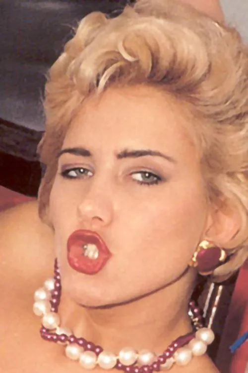 Mary Tanner interpretando a (archive footage)