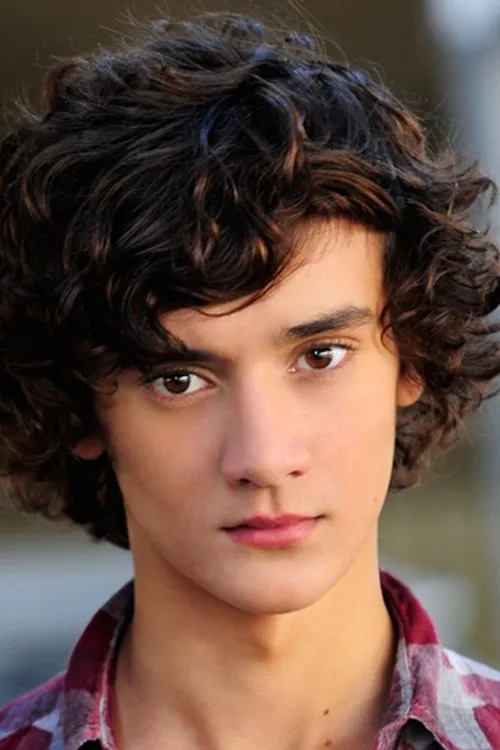 Masam Holden interpretando a Ill Phil