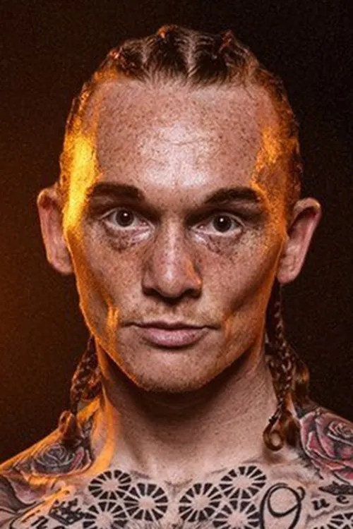 Mason Cartwright interpretando a Self