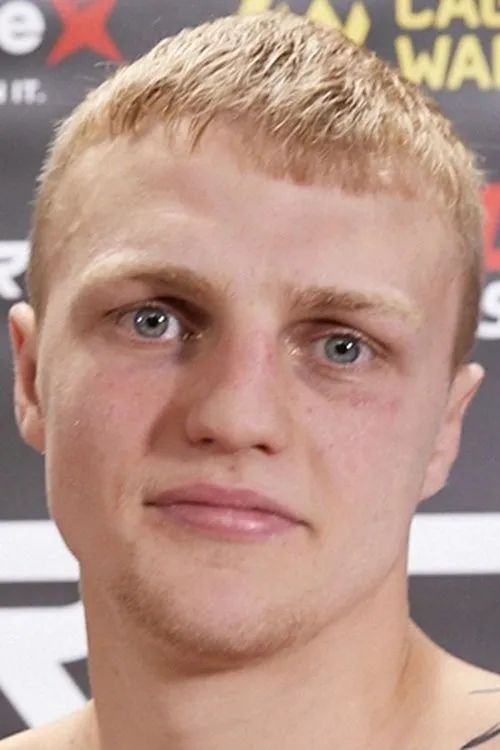 Mason Jones interpretando a Self